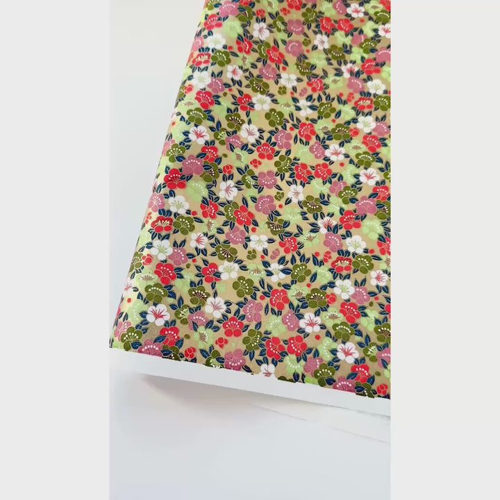 vidéo de démonstration du papier japonais yuzen chiyogami aux motifs de fleurs de prunier festives dans les tons dorés, rouge orange, bois de rose, vert clair et foncé, bleu marine adeline klam (M1040)