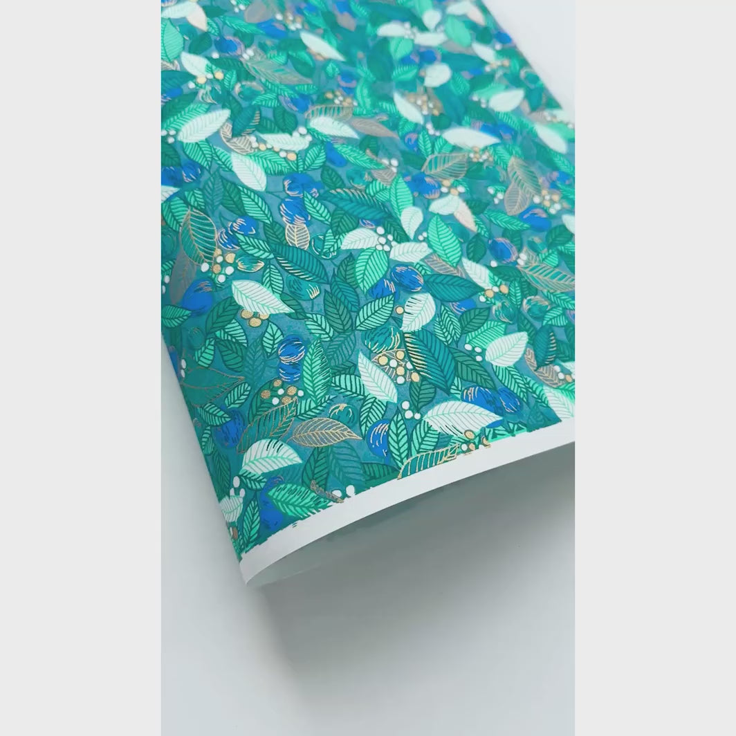 vidéo de démonstration du papier japonais yuzen chiyogami aux motifs de feuilles, de baies et de fruits dans les tons bleu canard, vert d'eau et vert foncé adeline klam (M935)