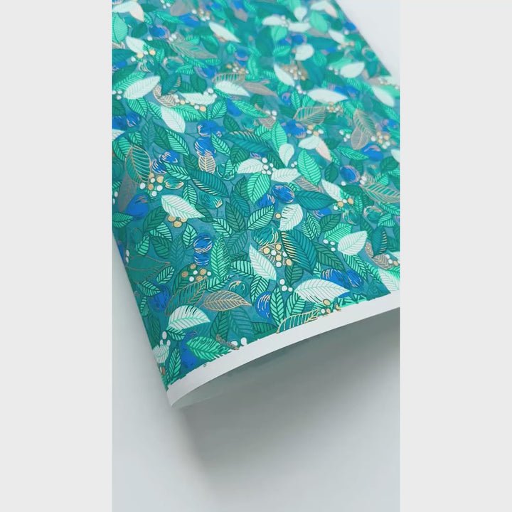 vidéo de démonstration du papier japonais yuzen chiyogami aux motifs de feuilles, de baies et de fruits dans les tons bleu canard, vert d'eau et vert foncé adeline klam (M935)