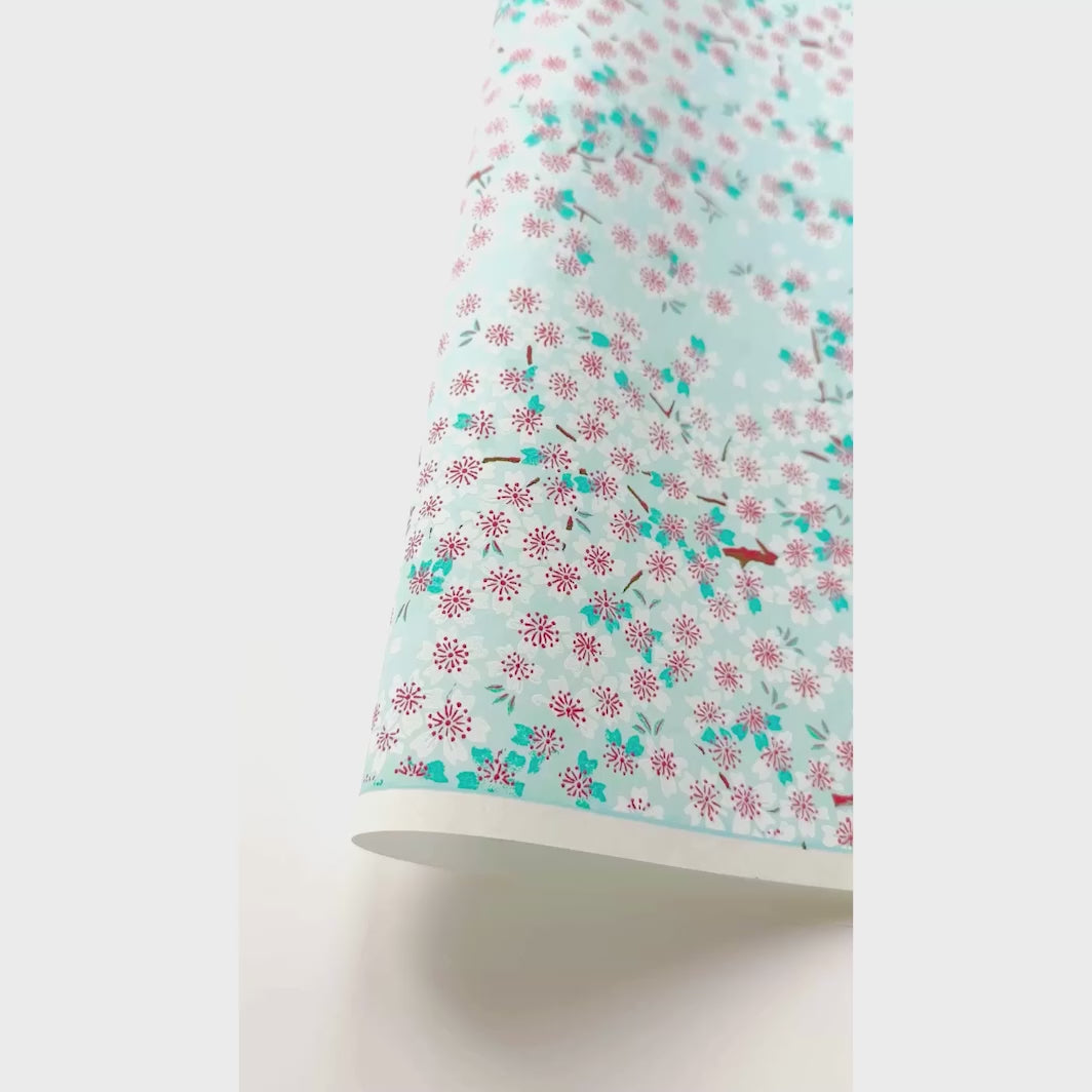 vidéo de démonstration du papier japonais yuzen chiyogami au motif de fleurs de cerisier dans les tons bleu ciel, bleu turquoise, rouges et blancs adeline klam (M580)