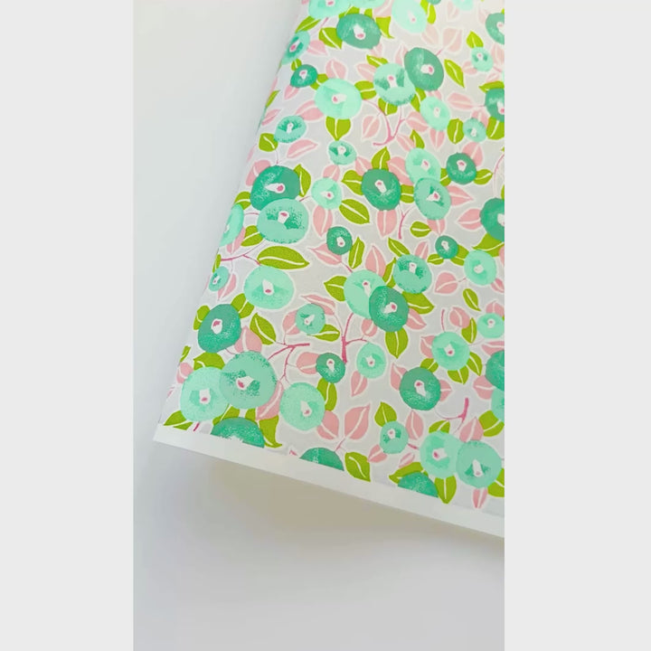 vidéo de démonstration du papier japonais yuzen chiyogami au motif de camélias dans les tons rose pâle, bleu canard, vert d'eau et vert feuille adeline klam (M809)