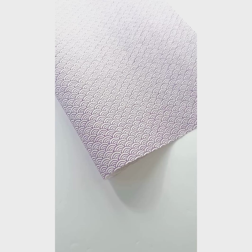 vidéo de démonstration du papier japonais yuzen chiyogami aux motifs de petites vagues violet mauve sur fond blanc adeline klam (M833)