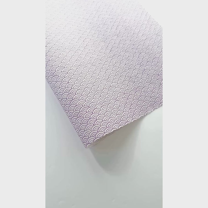 vidéo de démonstration du papier japonais yuzen chiyogami aux motifs de petites vagues violet mauve sur fond blanc adeline klam (M833)