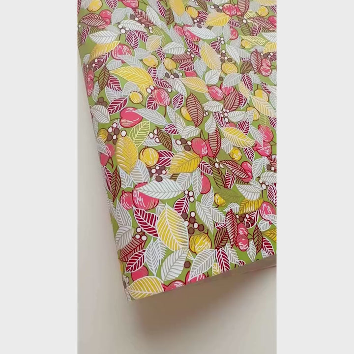 vidéo de démonstration du papier japonais yuzen chiyogami aux motifs d'envolée de feuilles, de baies et de fruits dans les tons corail, jaunes et verts adeline klam (M830)