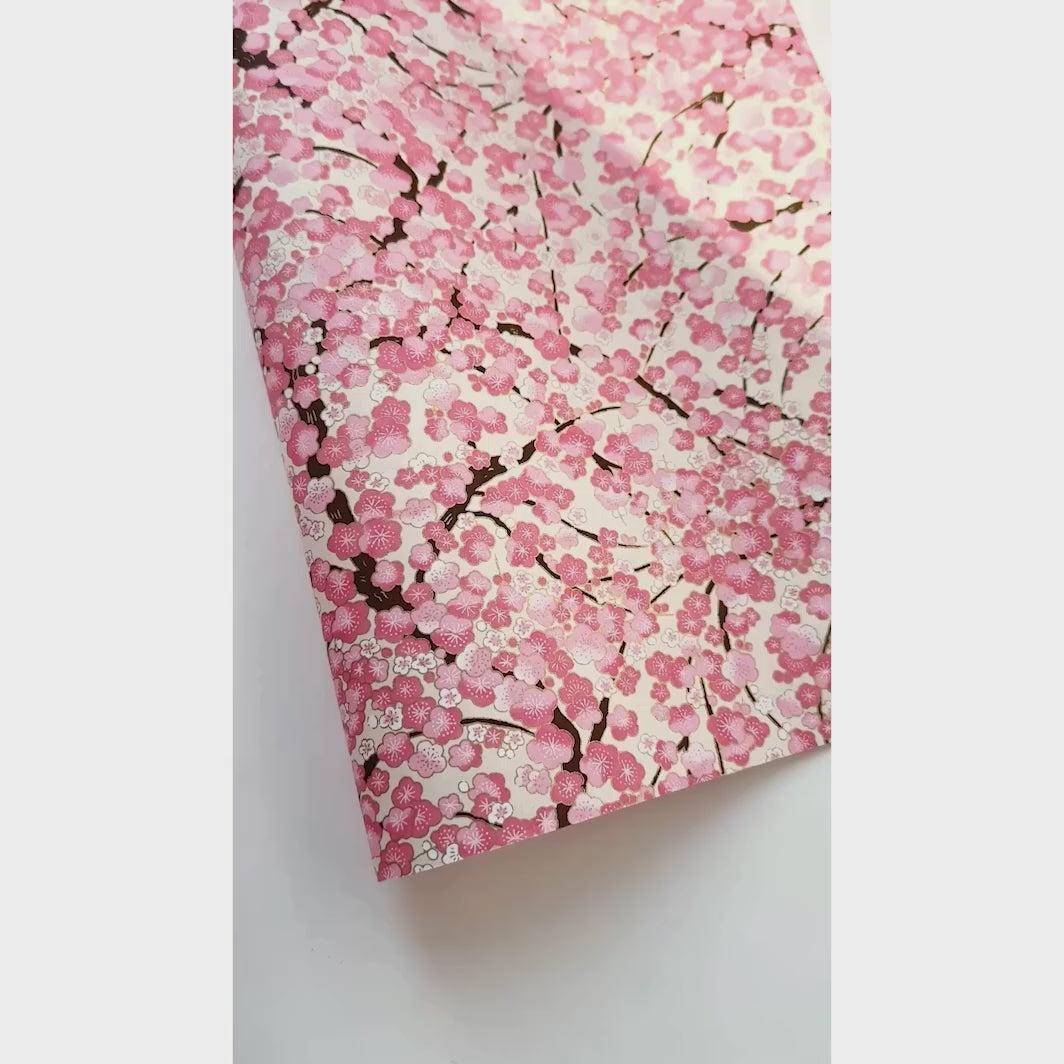vidéo de démonstration du papier japonais yuzen chiyogami aux motifs de fleurs de prunier dans les tons crème, rose clair et moyen adeline klam (M433)
