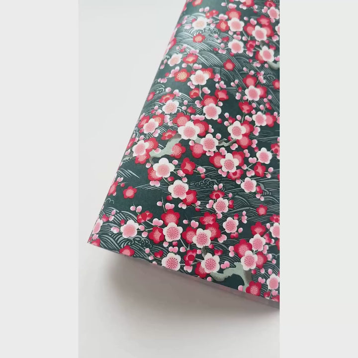vidéo de démonstration du papier japonais yuzen chiyogami au motif de de fleurs de prunier et de vagues dans les tons gris anthracite, gris nacré adeline klam (M912)