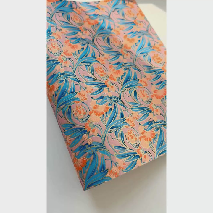 vidéo de démonstration du papier japonais yuzen chiyogami aux motifs de fleurs « art nouveau » dans les tons mauve, bleus et corail adeline klam (M988)