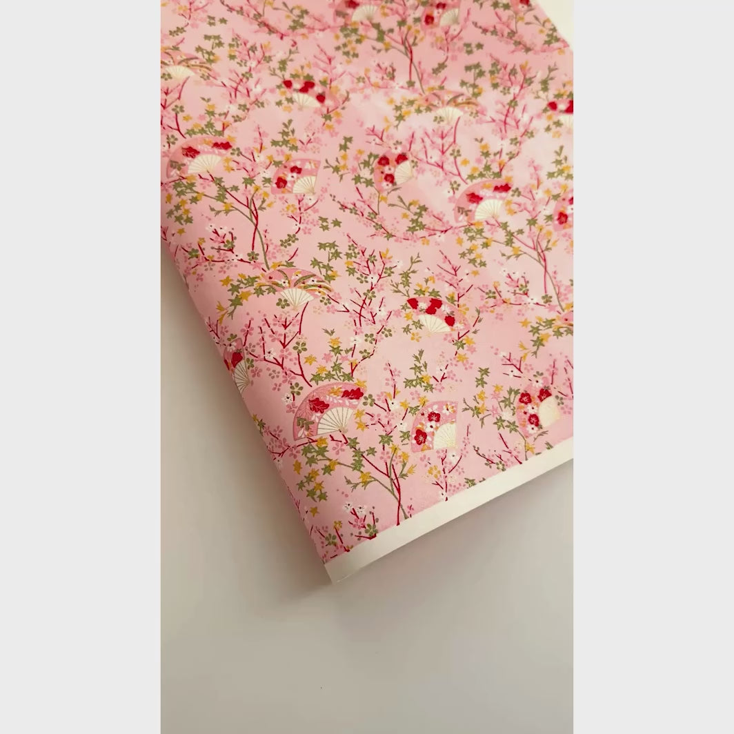 vidéo de démonstration du papier japonais yuzen chiyogami aux motifs « 4 saisons » dans les tons roses, rouges, verts et jaunes adeline klam (M1055)