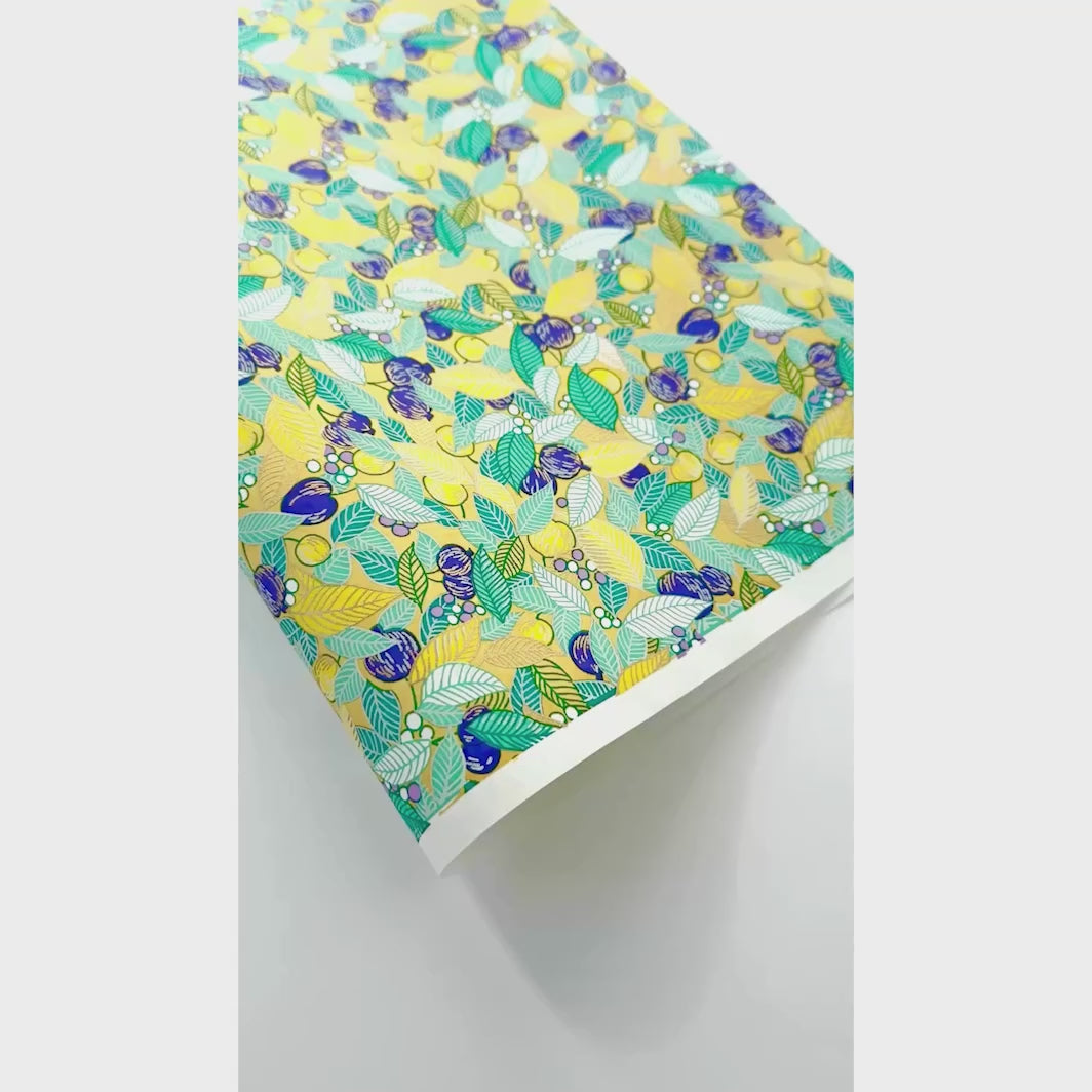 vidéo de démonstration du papier japonais yuzen chiyogami aux motifs de feuilles, de baies et de fruits dans les tons jaune, bleu turquoise et violets (M853)