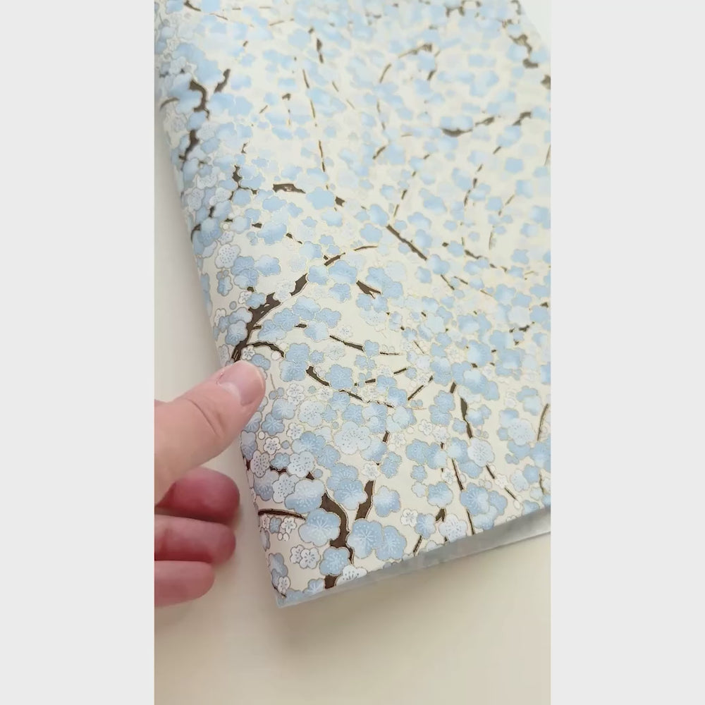 vidéo de démonstration du papier japonais yuzen chiyogami aux motifs de fleurs de prunier blanc crème, bleu clair et marron foncé adeline klam (M434)