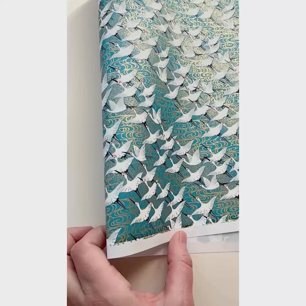 vidéo de démonstration du papier japonais yuzen chiyogami aux motifs d'envolée de grues blanches sur fond bleu canard adeline klam (M932)