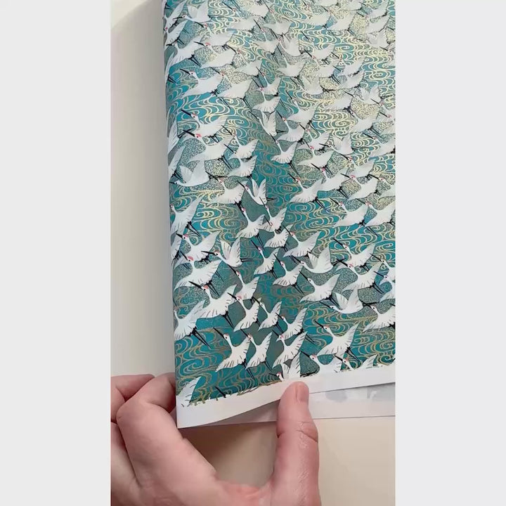 vidéo de démonstration du papier japonais yuzen chiyogami aux motifs d'envolée de grues blanches sur fond bleu canard adeline klam (M932)