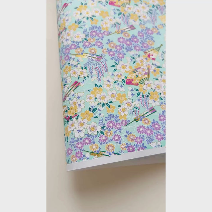 vidéo de démonstration du papier japonais yuzen chiyogami aux motifs de fleurs de cerisier, de chrysanthèmes, de glycines et d'éventails dans les tons vert d'eau, jaunes, mauve, parme et blancs adeline klam (M1017)