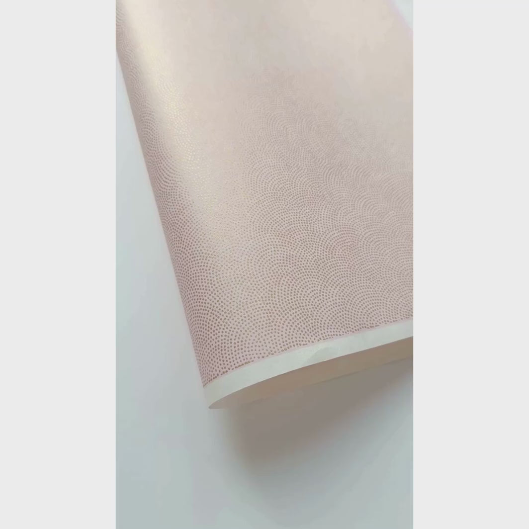 vidéo de démonstration du papier japonais yuzen chiyogami aux motifs samekomon doré sur fond rose poudré adeline klam (M907)