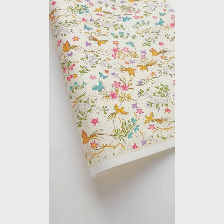 vidéo de démonstration du papier japonais yuzen chiyogami aux motifs de fleurs, d'oiseaux et de papillons dans les tons jaune pâle, rose vif, bleus, verts et mauve adeline klam (M953)