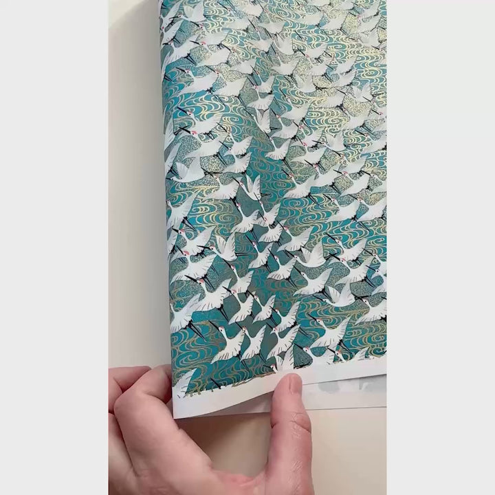 vidéo de démonstration du papier japonais yuzen chiyogami aux motifs d'envolée de grues blanche sur fond bleu canard adeline klam (M932)