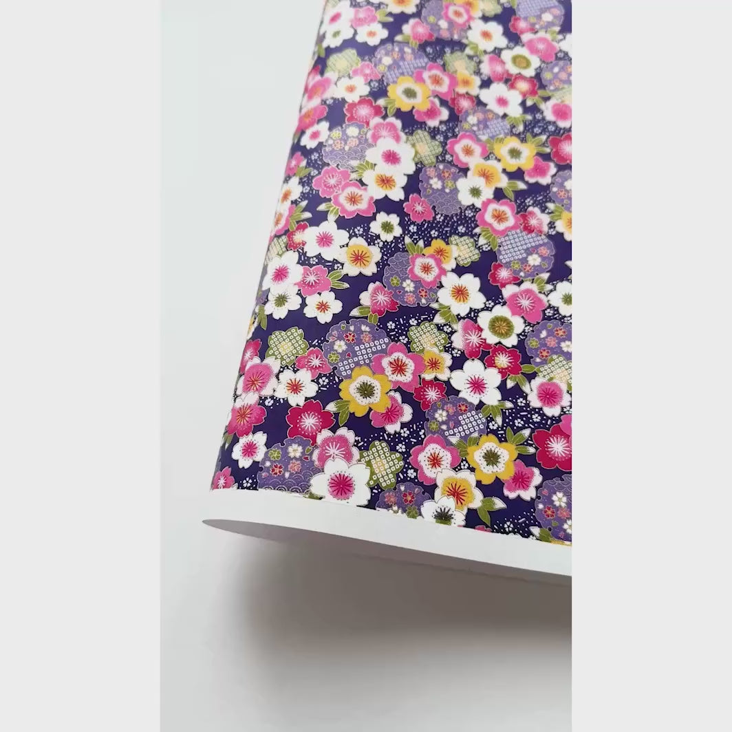 vidéo de démonstration du papier japonais yuzen chiyogami au motif de fleurs de cerisier traditionnel dans les tons violet fonce adeline klam (M367)