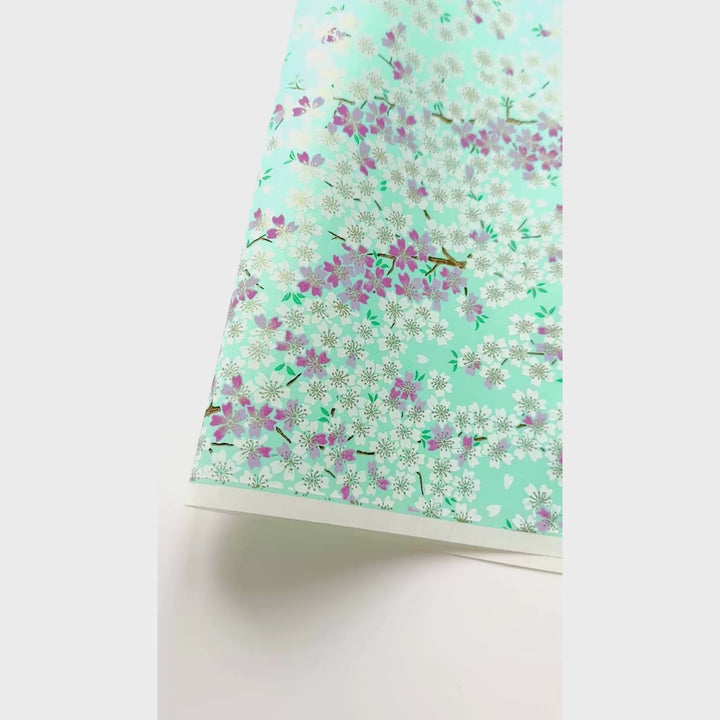 vidéo de démonstration du papier japonais yuzen chiyogami au motif de fleurs de cerisier dans les tons vert menthe, violet mauve et blancs adeline klam (M579)