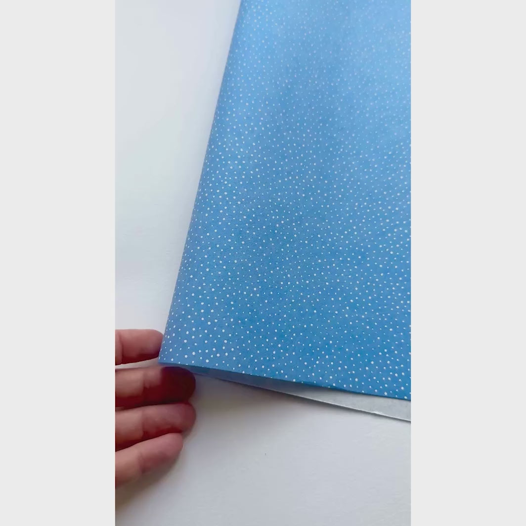 vidéo de démonstration du papier japonais yuzen chiyogami au motif de petits points « neige » blancs sur fond bleu pervenche adeline klam (M786)