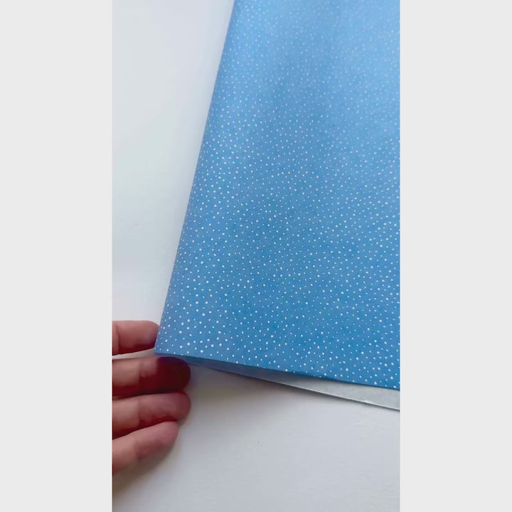 vidéo de démonstration du papier japonais yuzen chiyogami au motif de petits points « neige » blancs sur fond bleu pervenche adeline klam (M786)