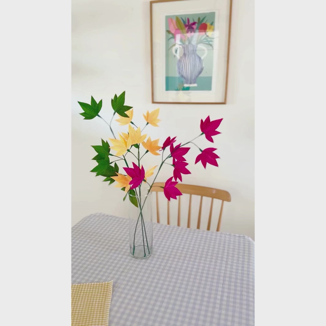 vidéo d'ambiance des branches montées et mises en vase dans un intérieur du kit 3 branchages de feuilles d'érable en crépon dans les tons rose pourpre, jaune moyen, vert foncé « kyoto » adeline klam