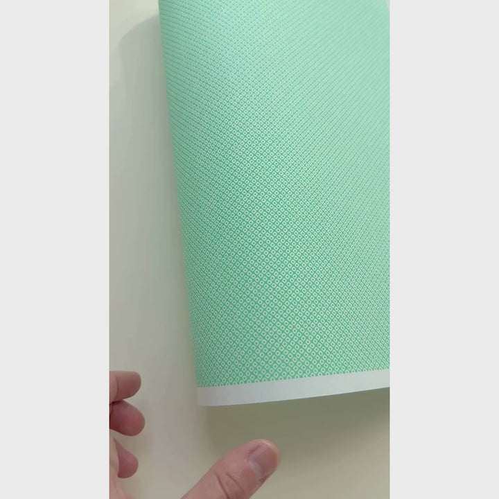 vidéo de démonstration du papier japonais yuzen chiyogami au motif de petits losanges kanoko dans les tons vert menthe adeline klam (M515)