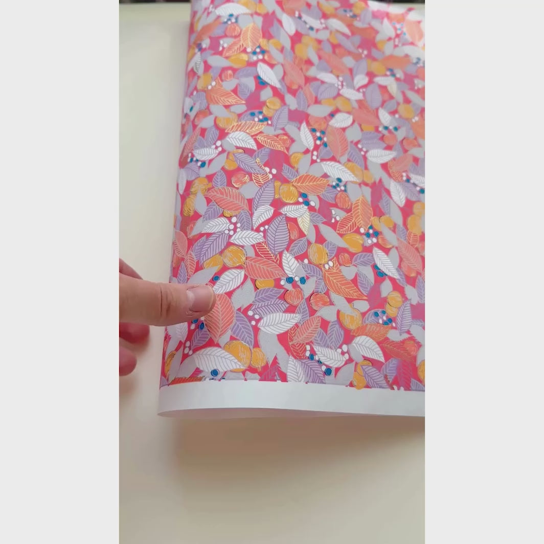 vidéo de démonstration du papier japonais yuzen chiyogami au motif de de feuilles, de baies et de fruits dans les tons rose orange, corail et mauve adeline klam (M887)