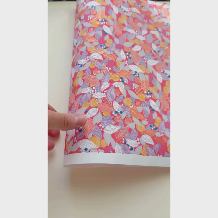 vidéo de démonstration du papier japonais yuzen chiyogami au motif de de feuilles, de baies et de fruits dans les tons rose orange, corail et mauve adeline klam (M887)