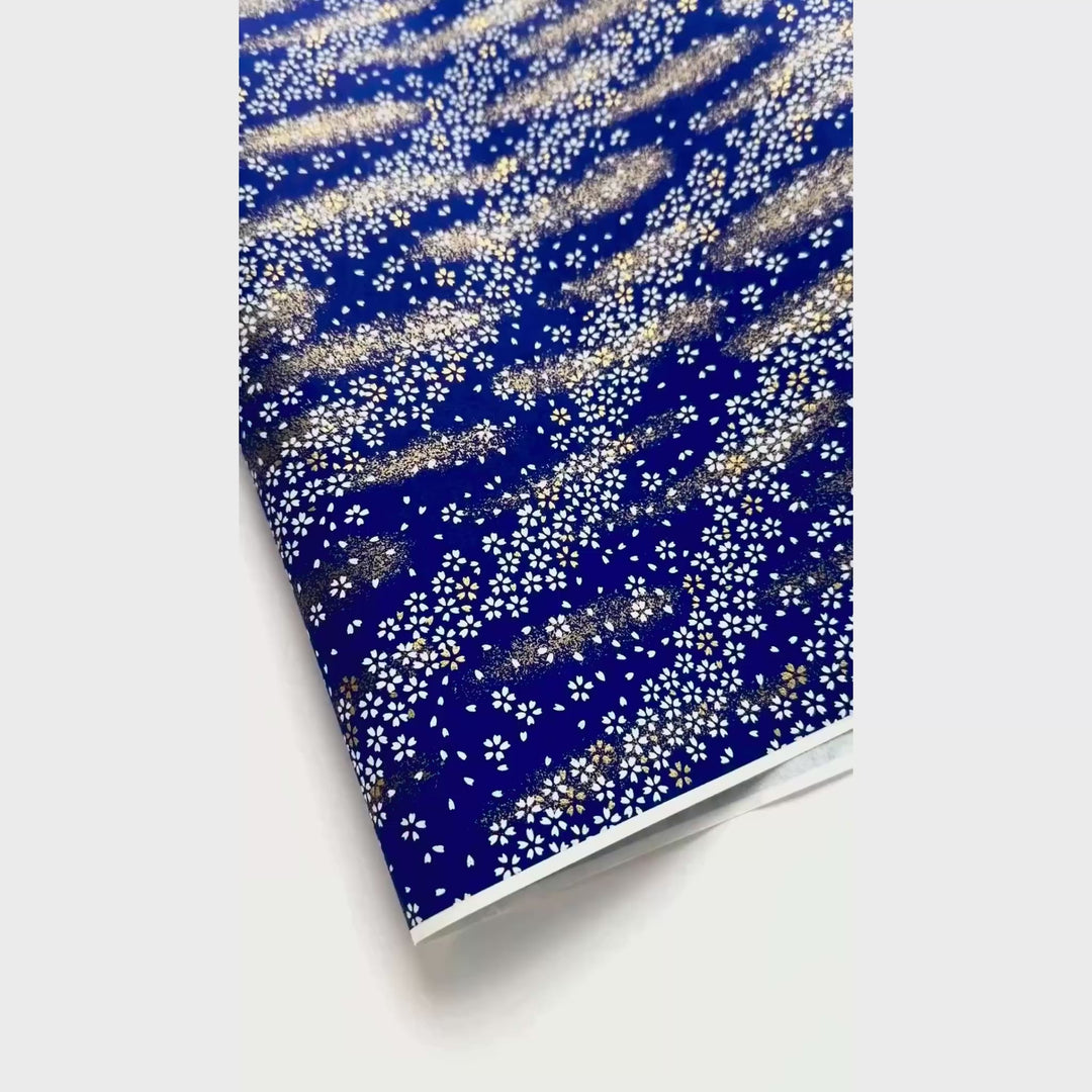 vidéo de démonstration du papier japonais yuzen chiyogami au motif de petits fleurs blanches au vent sur fond bleu nuit adeline klam (M759)