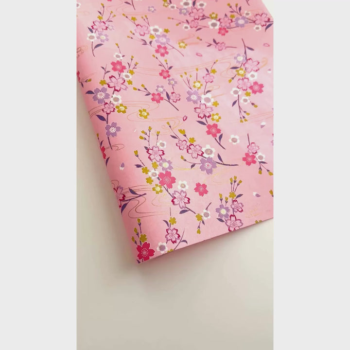 vidéo de démonstration du papier japonais yuzen chiyogami aux motifs de branches de cerisier et d'ondulation dans les tons rose moyen, violet mauve et jaune moutarde adeline klam (M1059)