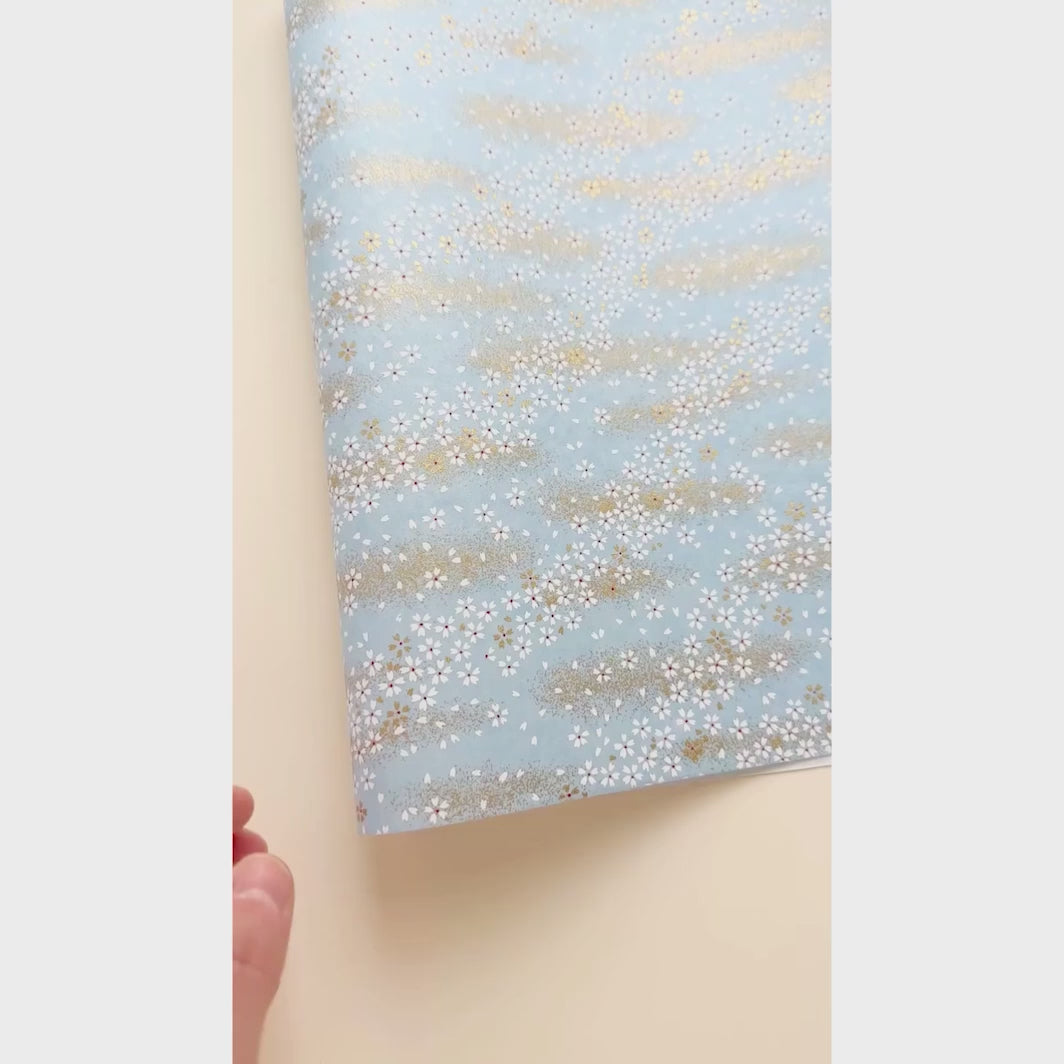 vidéo de démonstration du papier japonais yuzen chiyogami aux motifs de fleurs au vent blanches sur fond bleu ciel adeline klam (M498)