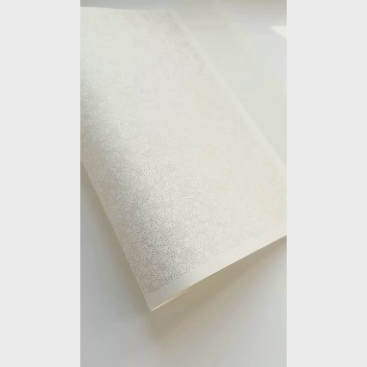vidéo de démonstration du papier japonais yuzen chiyogami aux motifs de fleurs en pointillés dorées sur fond blanc adeline klam (M590)