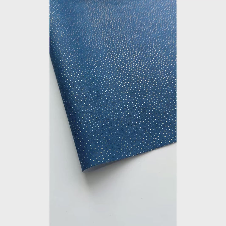 vidéo de démonstration du papier japonais yuzen chiyogami aux motifs « neige » doré sur fond bleu marine adeline klam (M714)