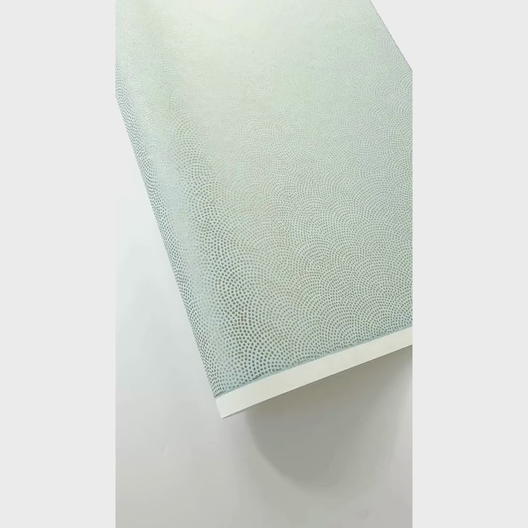 vidéo de démonstration du papier japonais yuzen chiyogami aux motifs de petits points dorés « samekomon » sur fond bleu ciel adeline klam (M783)