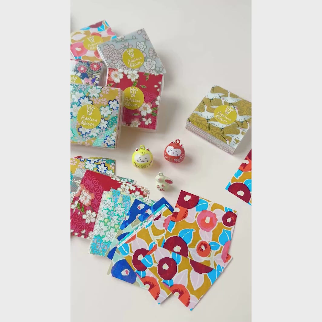 vidéo de démonstration de sets de 100 carrés de papiers japonais adeline klam de 6cm par 6cm dans les tons jaunes, orange, rouges, roses et bleu turquoise « multifruits »