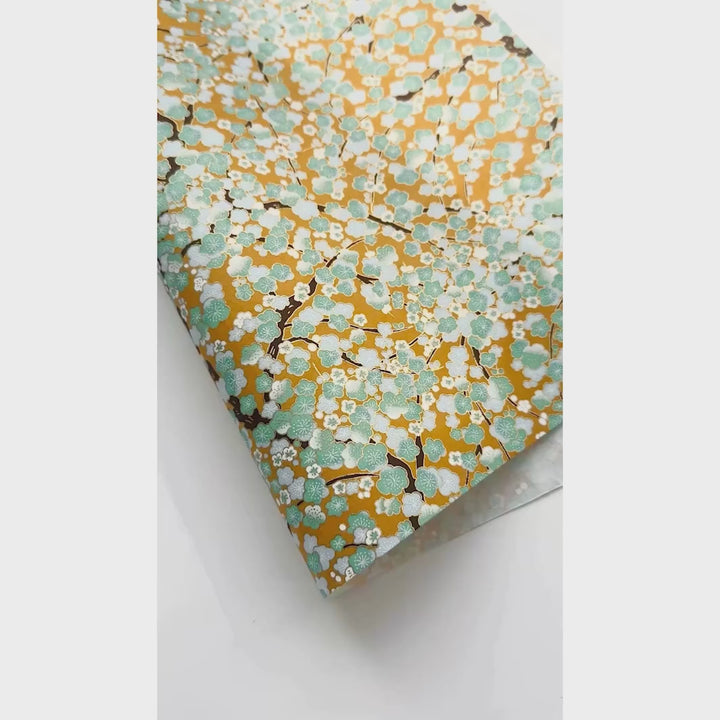 vidéo de démonstration du papier japonais yuzen chiyogami aux motifs de fleurs de prunier dans les tons jaune caramel, vert d'eau, beu ciel et blanc adeline klam (M450)
