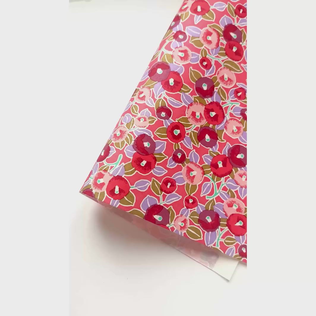 vidéo de démonstration du papier japonais yuzen chiyogami aux motifs de camélia dans les tons rouges, prune et lavande adeline klam M1011
