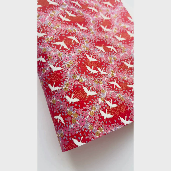 vidéo de démonstration du papier japonais yuzen chiyogami aux motifs d'envolées de grues et de nuée de fleurs dans les tons rouges adeline klam (M322)