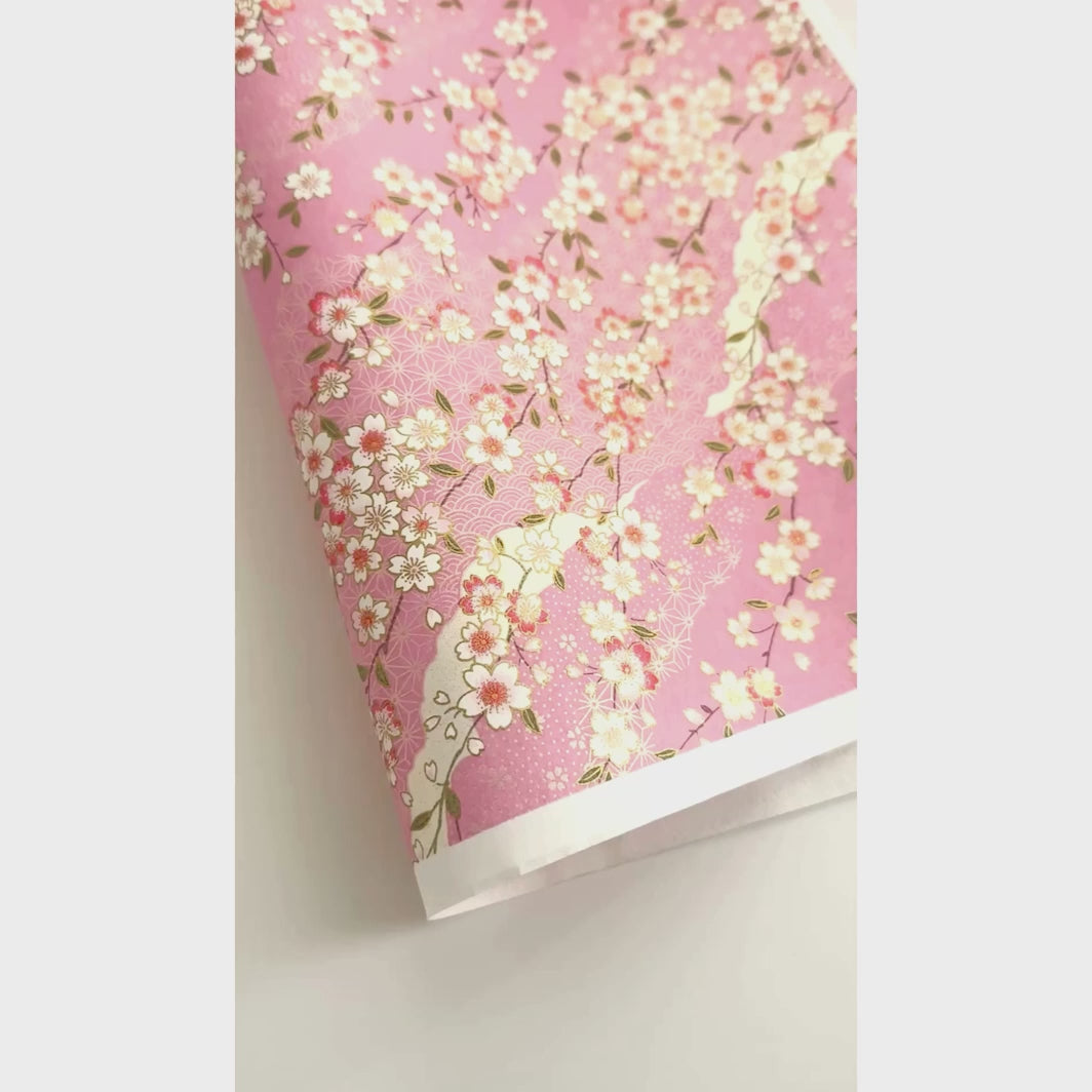 vidéo de démonstration du papier japonais yuzen chiyogami aux motifs de fleurs de cerisier et de motifs graphiques variés dans les tons roses adeline klam (M1060)