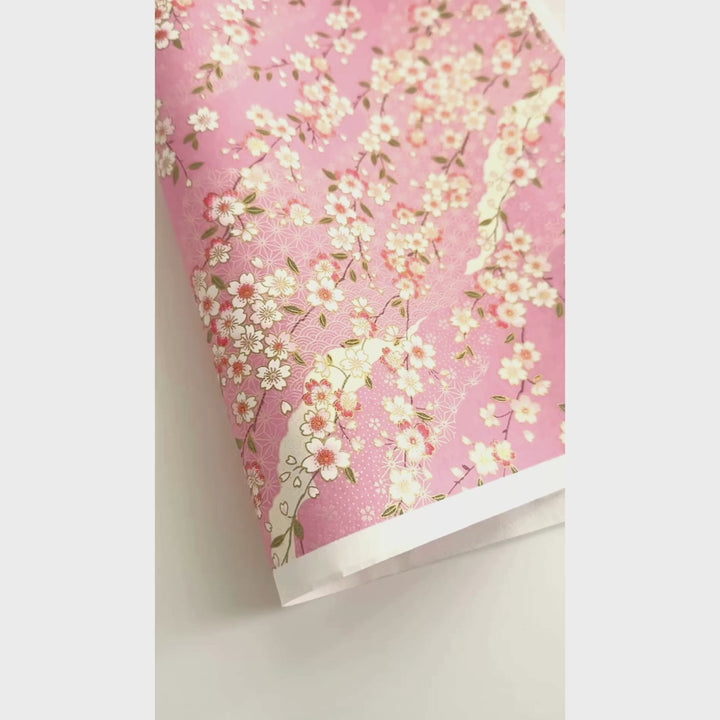 vidéo de démonstration du papier japonais yuzen chiyogami aux motifs de fleurs de cerisier et de motifs graphiques variés dans les tons roses adeline klam (M1060)