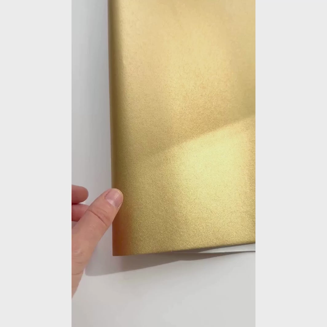 vidéo de démonstration du papier japonais yuzen chiyogami uni de couleur or clair pailleté adeline klam (M748)