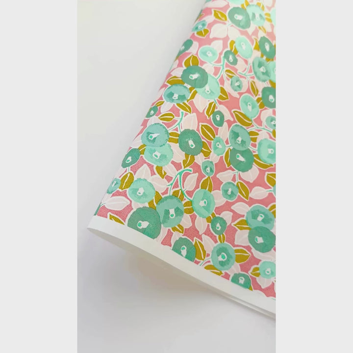 vidéo de démonstration du papier japonais yuzen chiyogami au motif de camélias dans les tons rose blush, vert d'eau, vert olive et bleu canard adeline klam (M803)