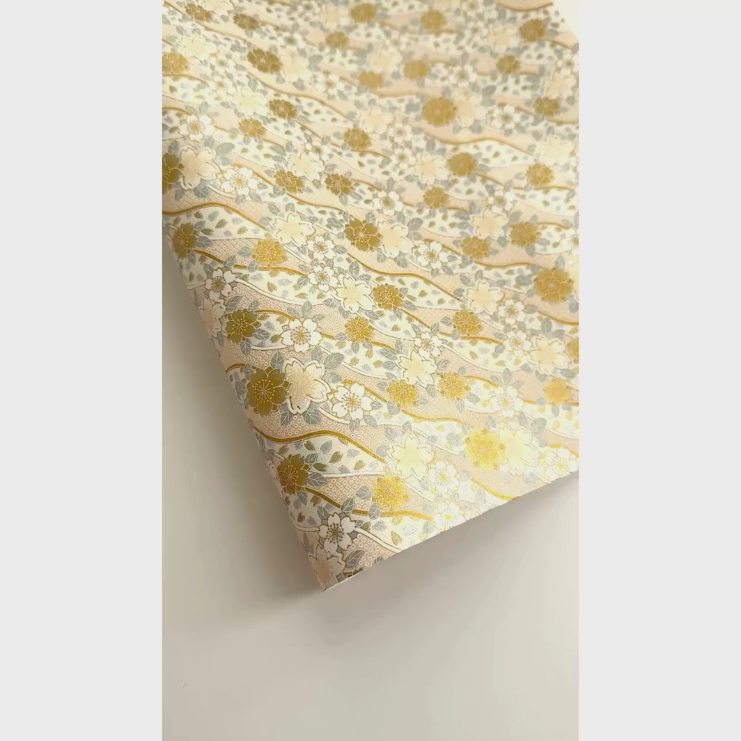 vidéo de démonstration du papier japonais yuzen chiyogami aux motifs d'ondulations fleuries de cerisier et de petits losanges kanoko dans les tons dorés, argentés et blancs adeline klam (M1049)