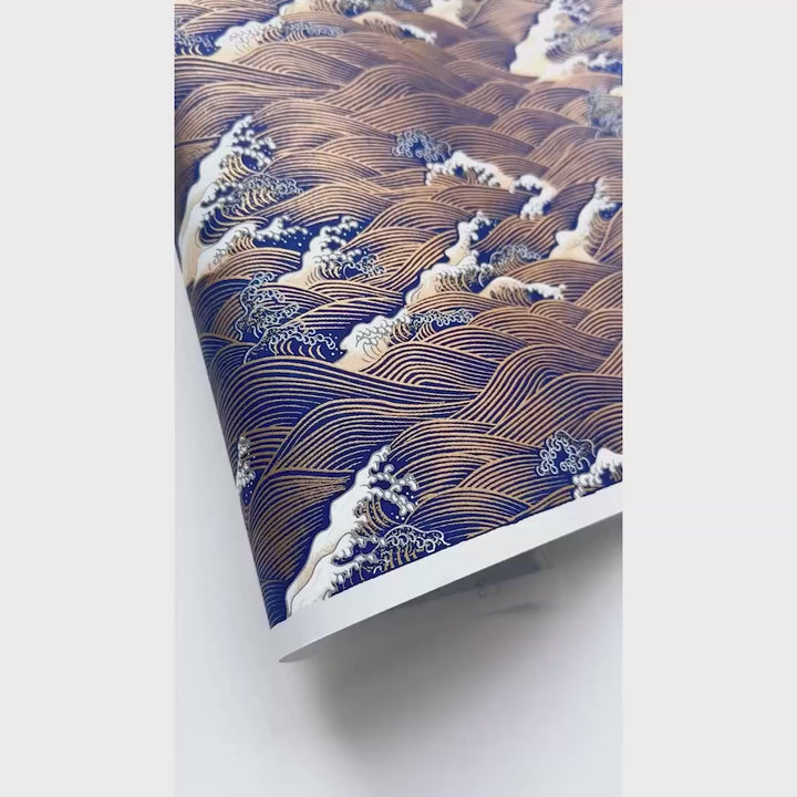 vidéo de démonstration du papier japonais yuzen chiyogami aux motifs de vagues et d'écumes dans les tons bleu nuit, jaune clair et dorés adeline klam (M851)