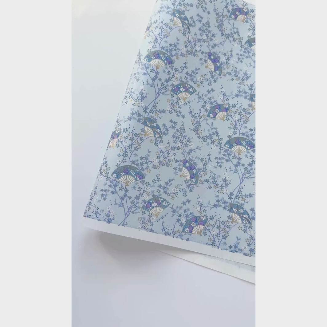vidéo de démonstration du papier japonais yuzen chiyogami au motif « 4 saisons » dans les tons bleu gris, bleu clair et foncé, violets et dorés adeline klam (M1034)