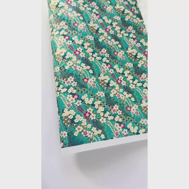 vidéo de démonstration du papier japonais yuzen chiyogami aux motifs de fleurs de prunier et de nuages dans les tons bleu turquoise et dorés adeline klam (M1031)