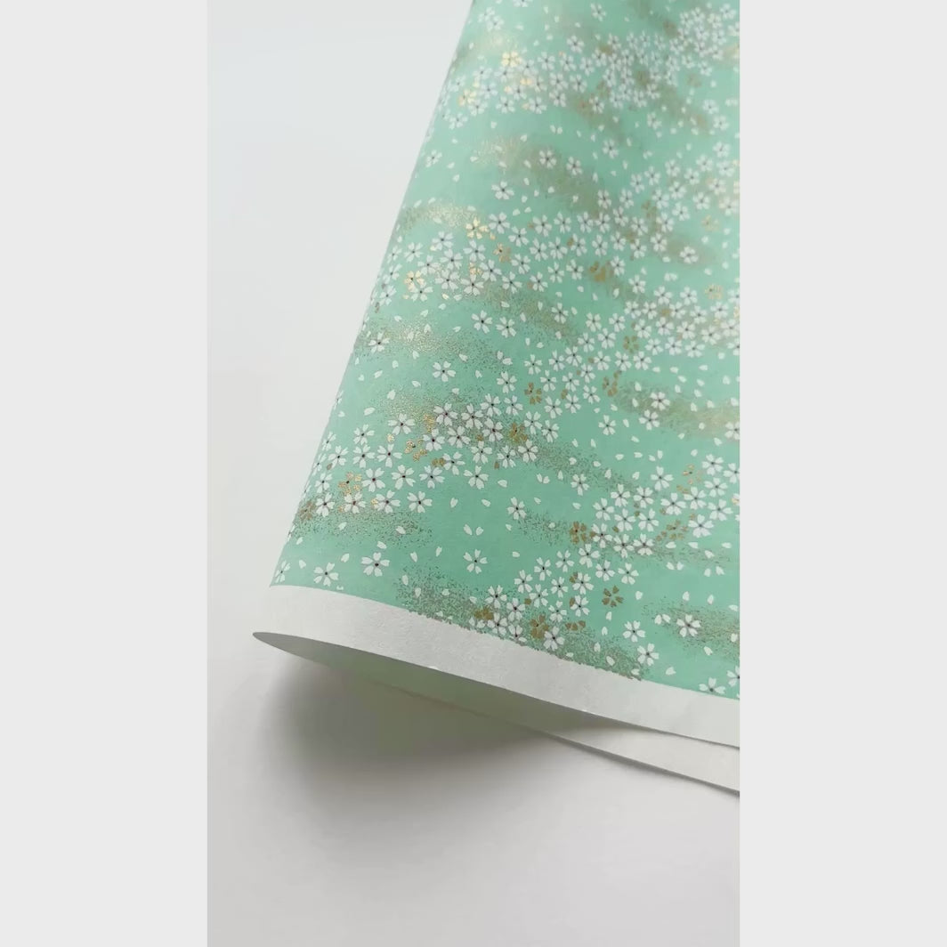 vidéo de démonstration du papier japonais yuzen chiyogami au motif de fleurs au vent dans les tons vert d'eau adeline klam (M515)