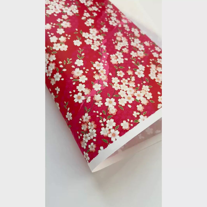 vidéo de démonstration du papier japonais yuzen chiyogami aux motifs de fleurs de cerisier et dessins variés dans les tons rouge carmin adeline klam (M885)