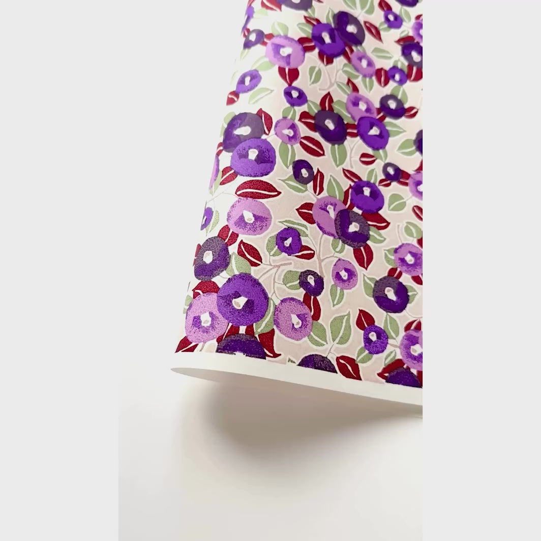photo packshot d'une courbe de papier japonais yuzen chiyogami au motif de camélias dans les tons violet clair et foncé, beige, rouge bordeaux et verts adeline klam (M1056)