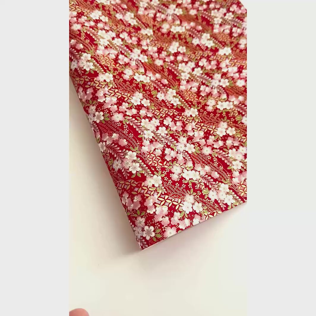 vidéo de démonstration du papier japonais yuzen chiyogami aux motifs de fleurs de prunier et nuages à motifs rouge carmin, rose moyen, violet lilas et vert feuille adeline klam (M1054)